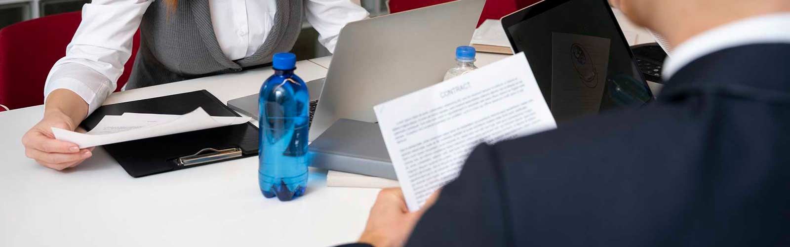 Ofis masasında sözleşme ve dizüstü bilgisayar